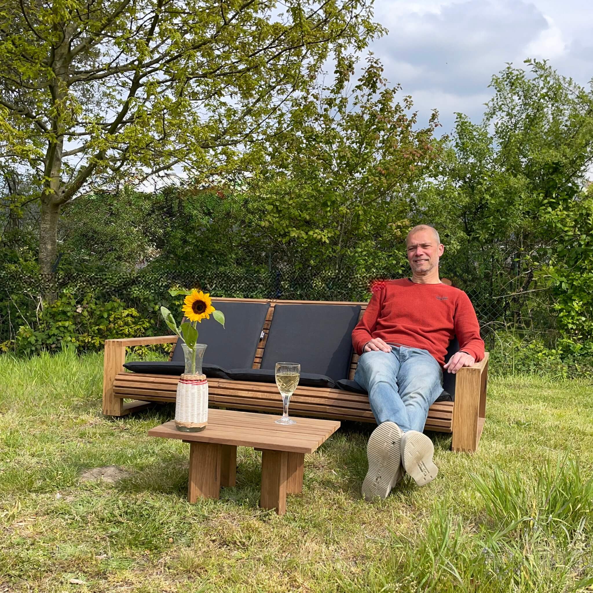ZITTEM bank buiten sfeerfoto met zwart kussen